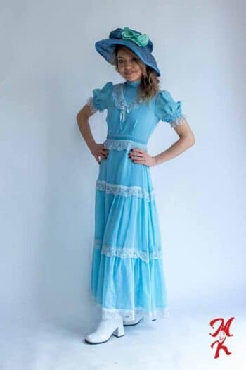Niebieski kostium guwernantki XIX wiek