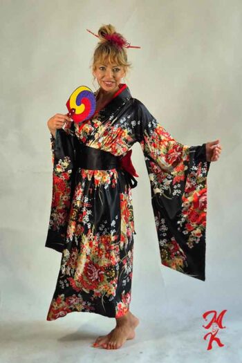 Kwiatowe Kimono w Czarno-Czerwonej Tonacji