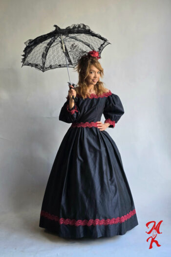 Suknia Wiktoriańska z Czerwonym Akcentem – Urok Dawnych Epok