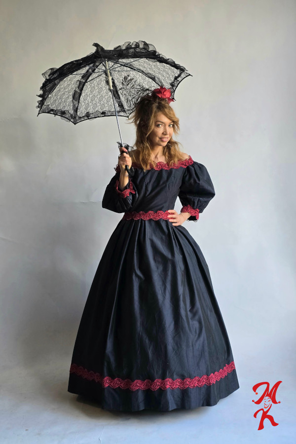 Suknia Wiktoriańska z Czerwonym Akcentem – Urok Dawnych Epok Suknia Wiktoriańska z Czerwonym Akcentem – Urok Dawnych Epok