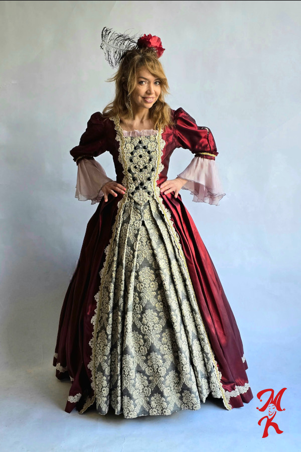 Suknia Dworska Bordowo-Złota – Królewski Blask i Szyk Suknia Dworska Bordowo-Złota – Królewski Blask i Szyk