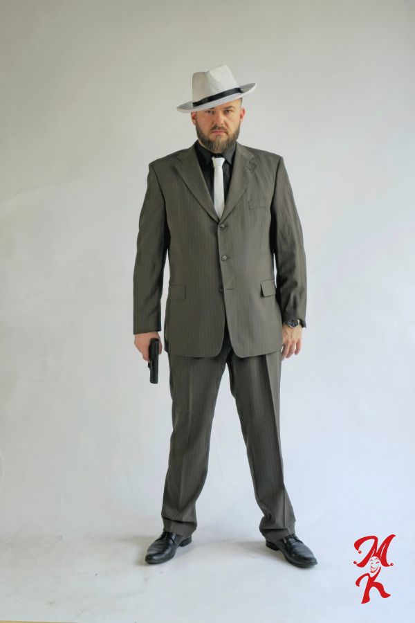 Mafioso Elegancki – Garnitur Gangstera z Klasyką w Tle Mafioso Elegancki – Garnitur Gangstera z Klasyką w Tle
